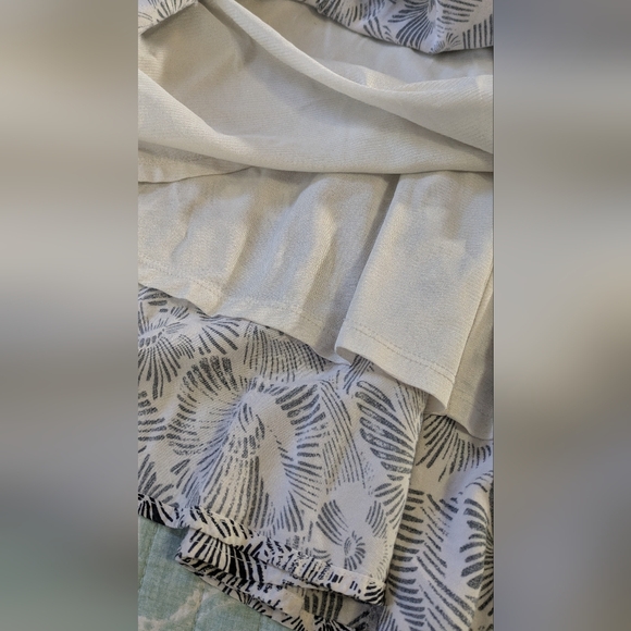 Old Navy Black and White Floral Dress. Size M - Picture 6 of 9